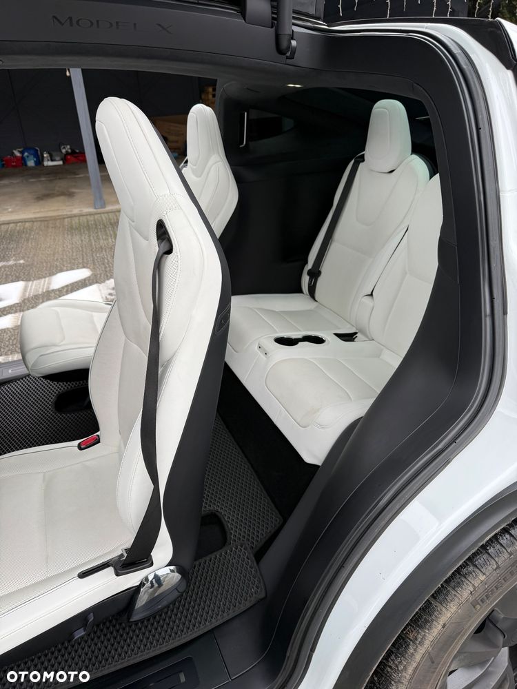 Tesla Model X - 8