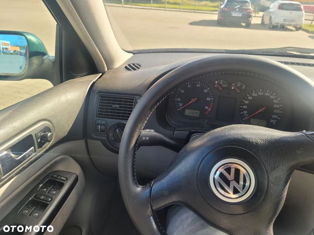 Volkswagen Golf - 8