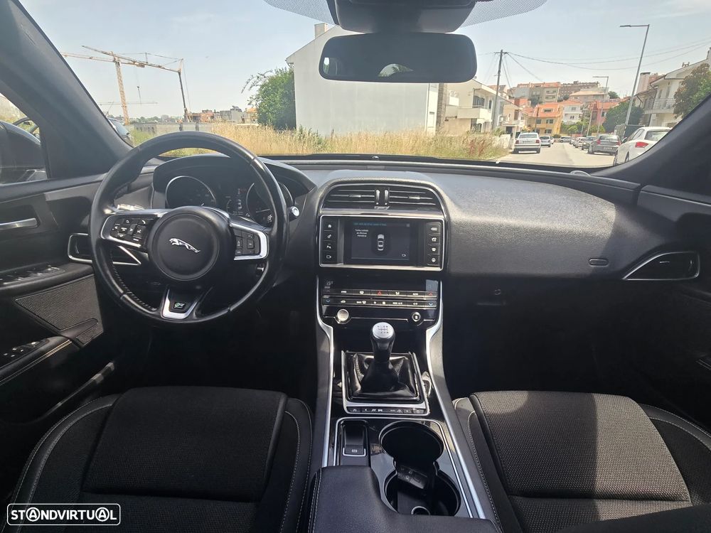 Jaguar XE 2.0 D R-Sport - 22