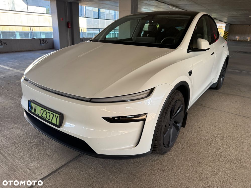 Tesla Model Y - 8