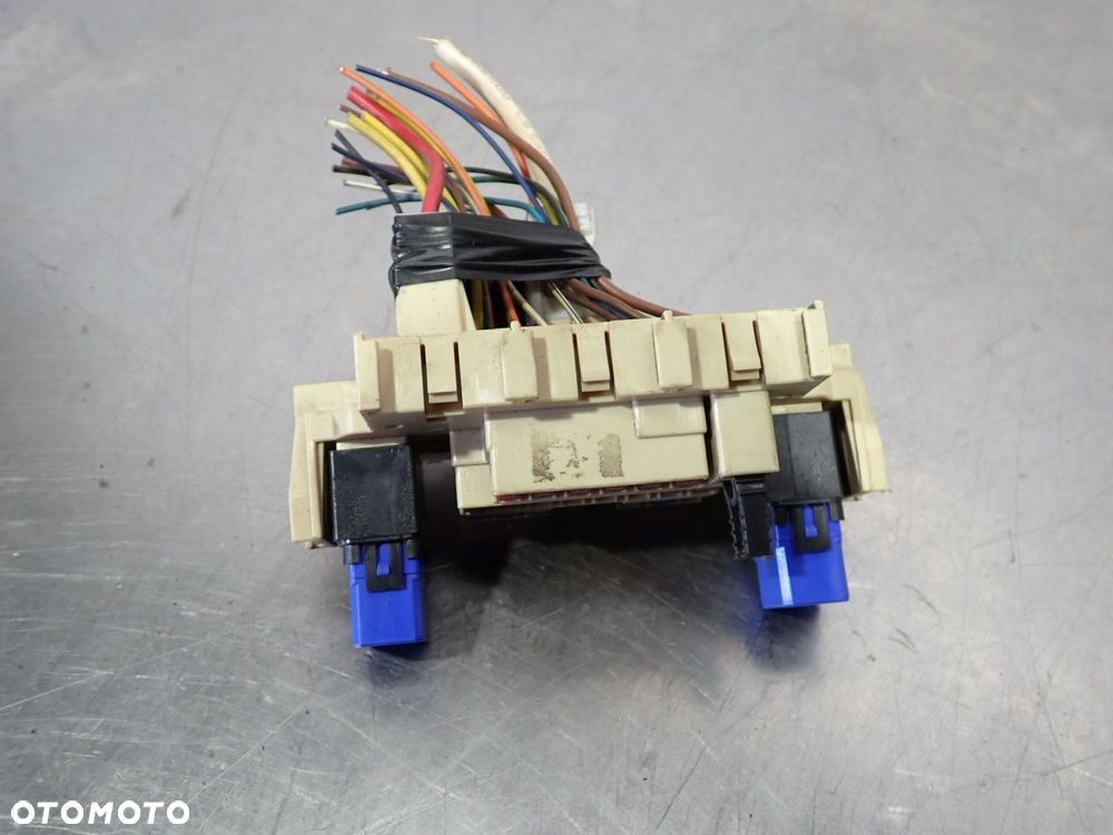 SKRZYNKA BEZPIECZNIKÓW NISSAN NV200 - 4