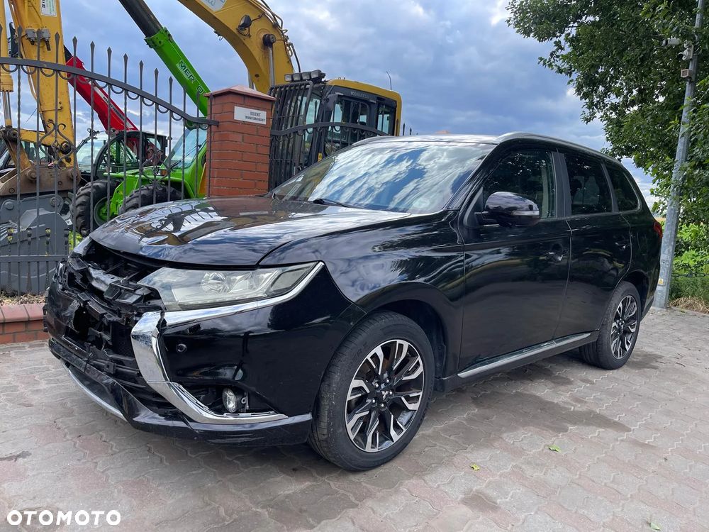 Mitsubishi Outlander Instyle NAVI + - 26