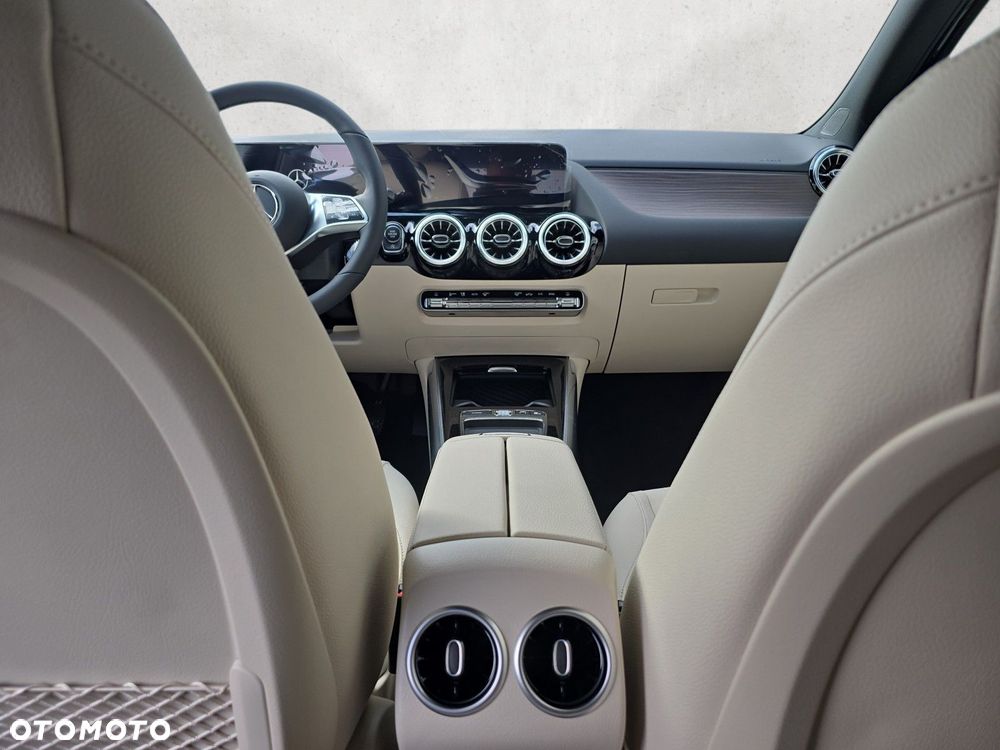 Mercedes-Benz GLA - 13