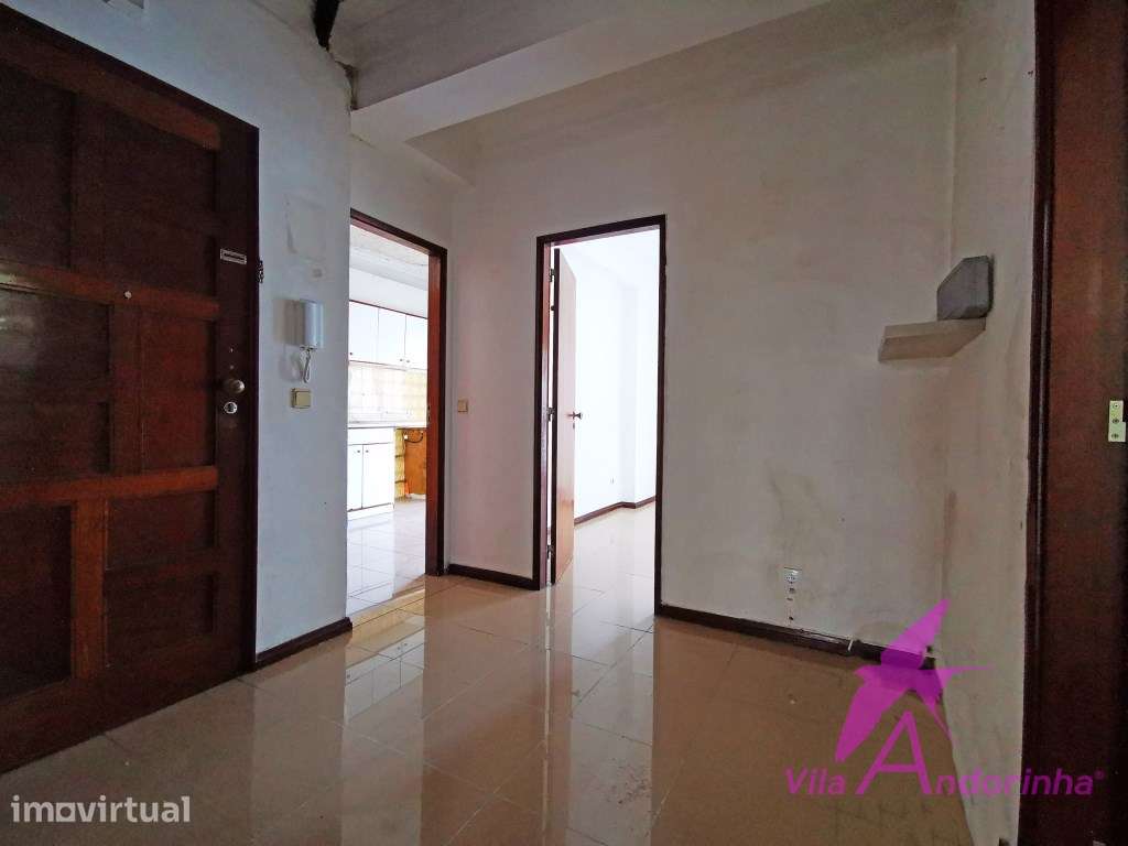 Apartamento T2 a 2 minutos do centro da cidade com garagem fechada. - Grande imagem: 2/13