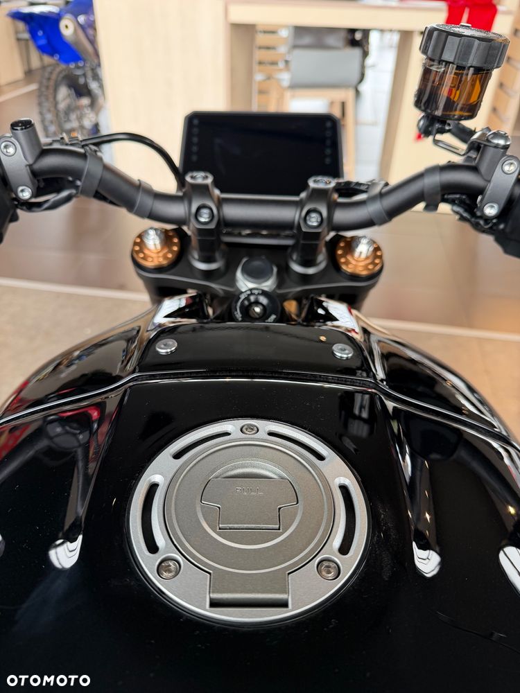 Yamaha XSR - 11