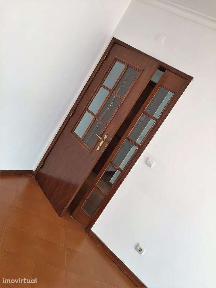 Aluga-se T2 no Prior Velho junto ao aeroporto - Grande imagem: 2/10