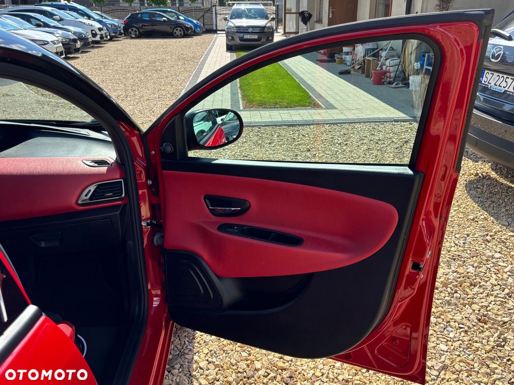 Lancia Ypsilon Y 1.2 8v Black & Red Edition - 24