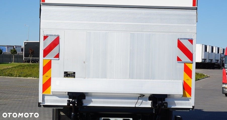 Iveco ZABUDOWA /  KONTENER + WINDA  / DŁ. 7,2 M - 9