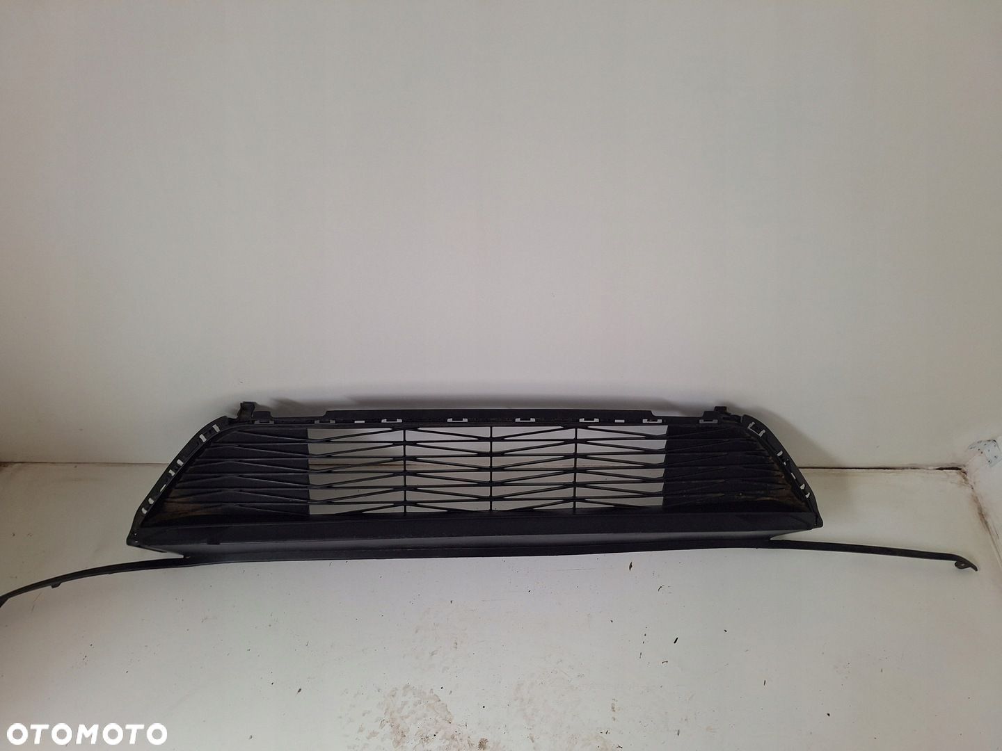 KIA CEED III 3 KRATKA ŚRODKOWA ZDERZAKA 86560-J7DA0  HOKEJ - 1