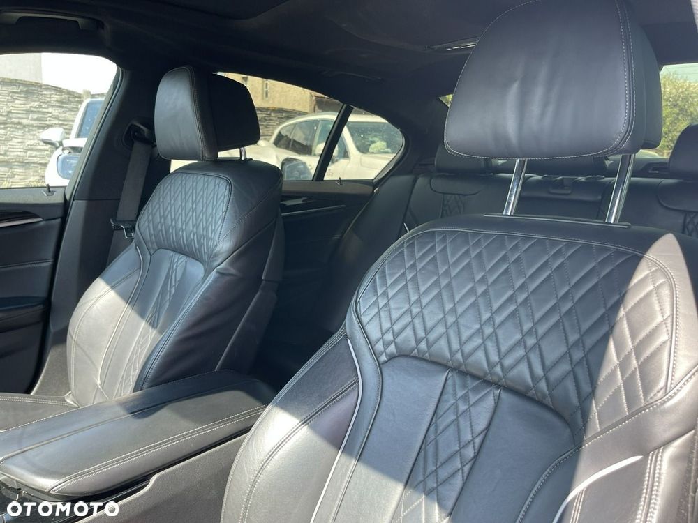 BMW Seria 5 M550i xDrive sport - 11