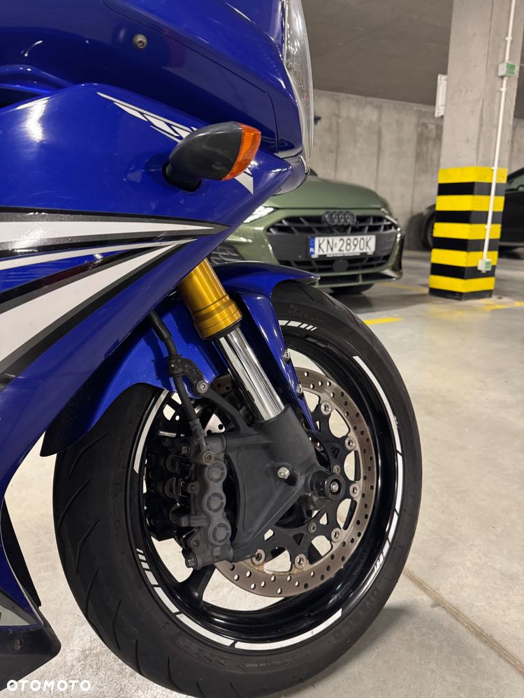 Yamaha R1 - 10