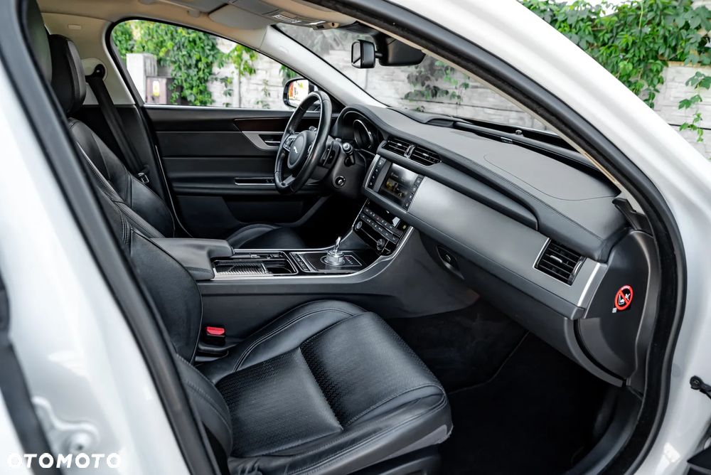 Jaguar XF 20d Prestige - 27