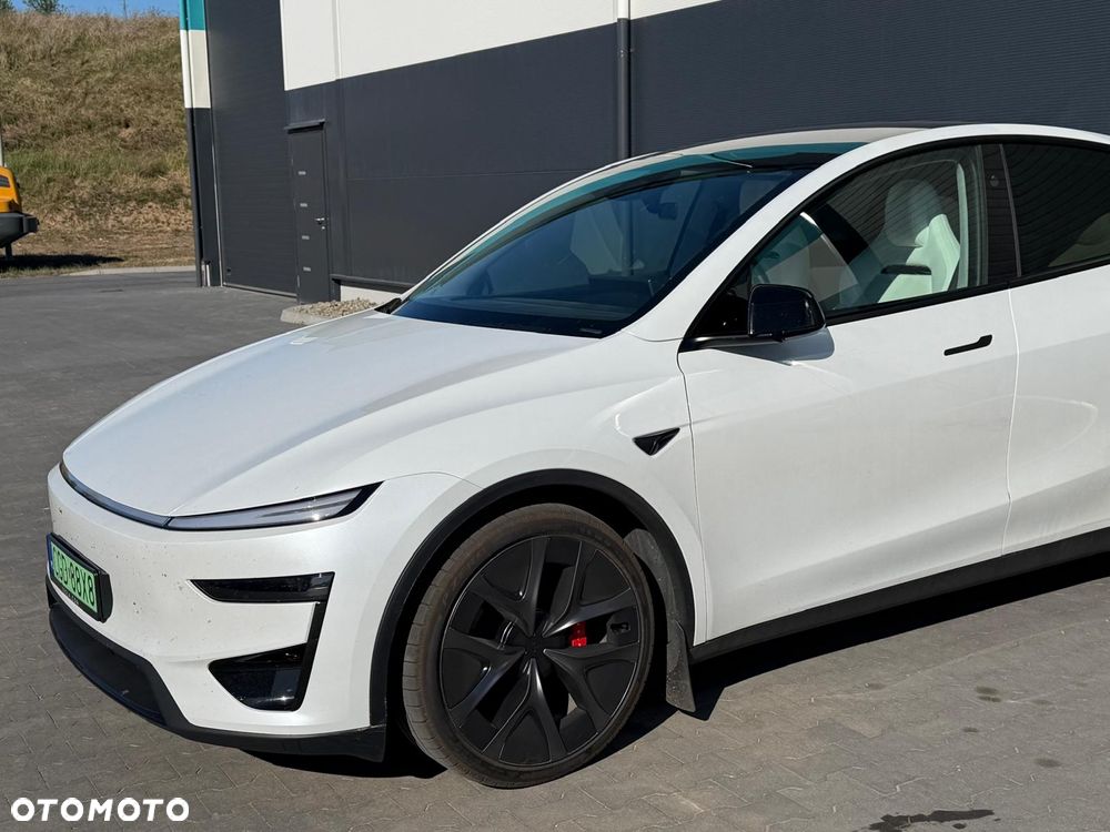 Tesla Model Y - 10