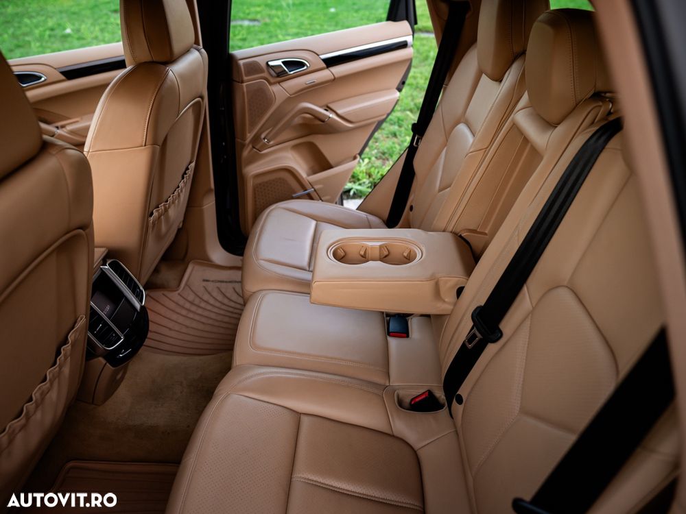 Porsche Cayenne 3.0 L V6 - 6