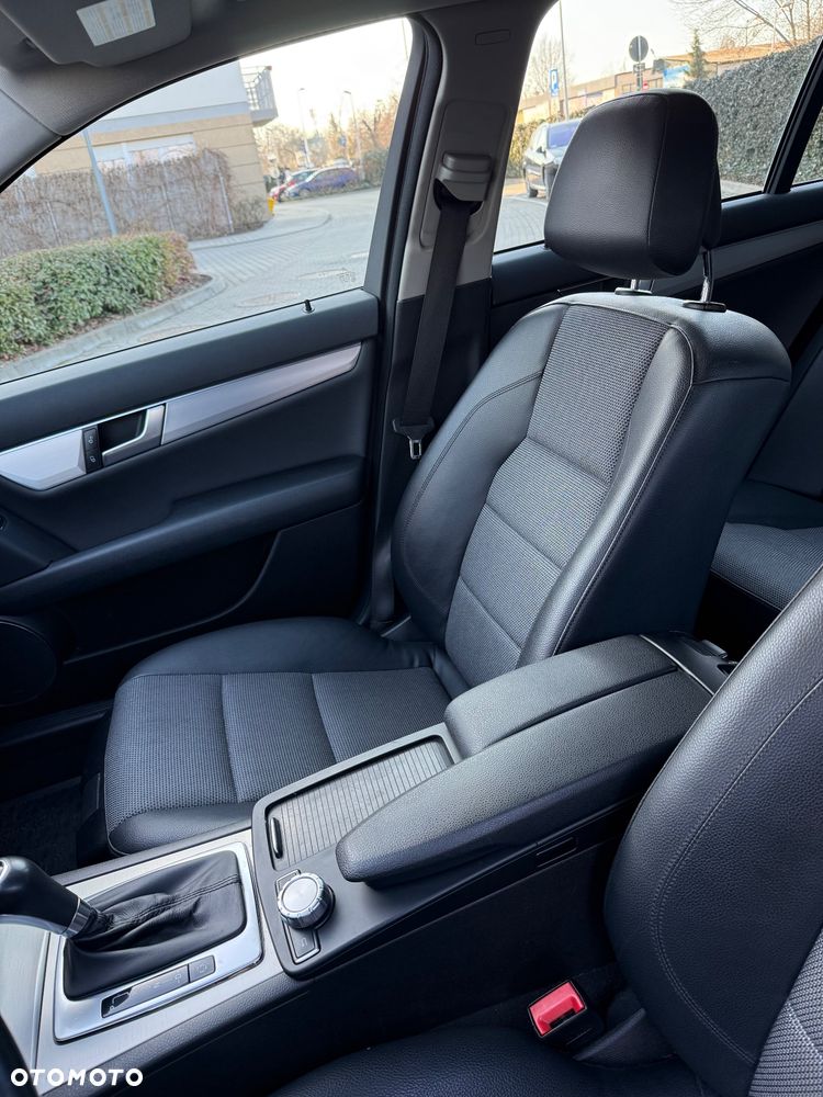 Mercedes-Benz Klasa C 180 CGI Automatik BlueEFFICIENCY Avantgarde - 12