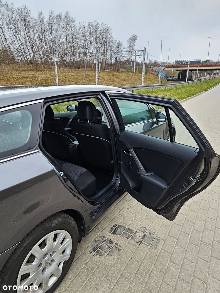 Toyota Avensis 1.8 Active - 13