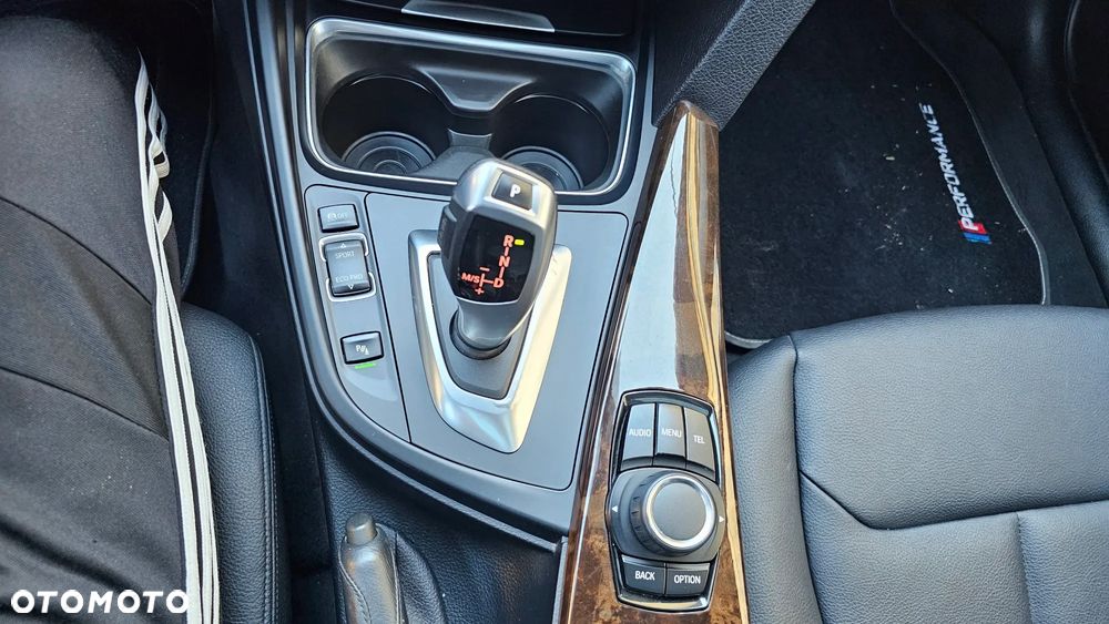 BMW Seria 3 328i xDrive Sport-Aut Sport Line - 40