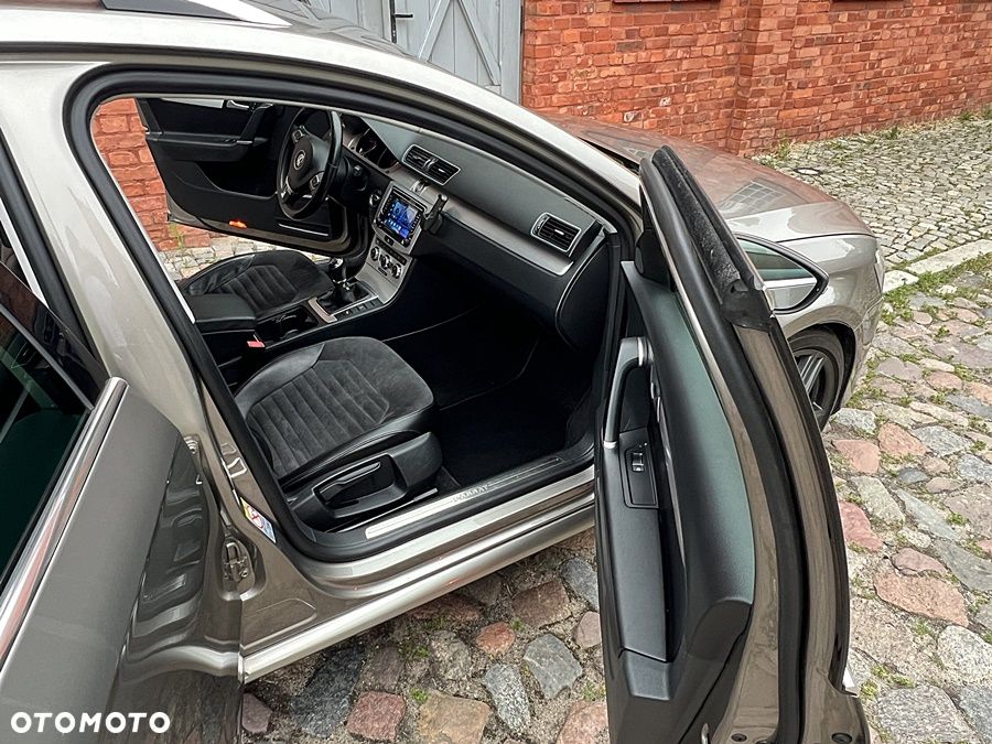 Volkswagen Passat 2.0 TDI DPF Highline - 24