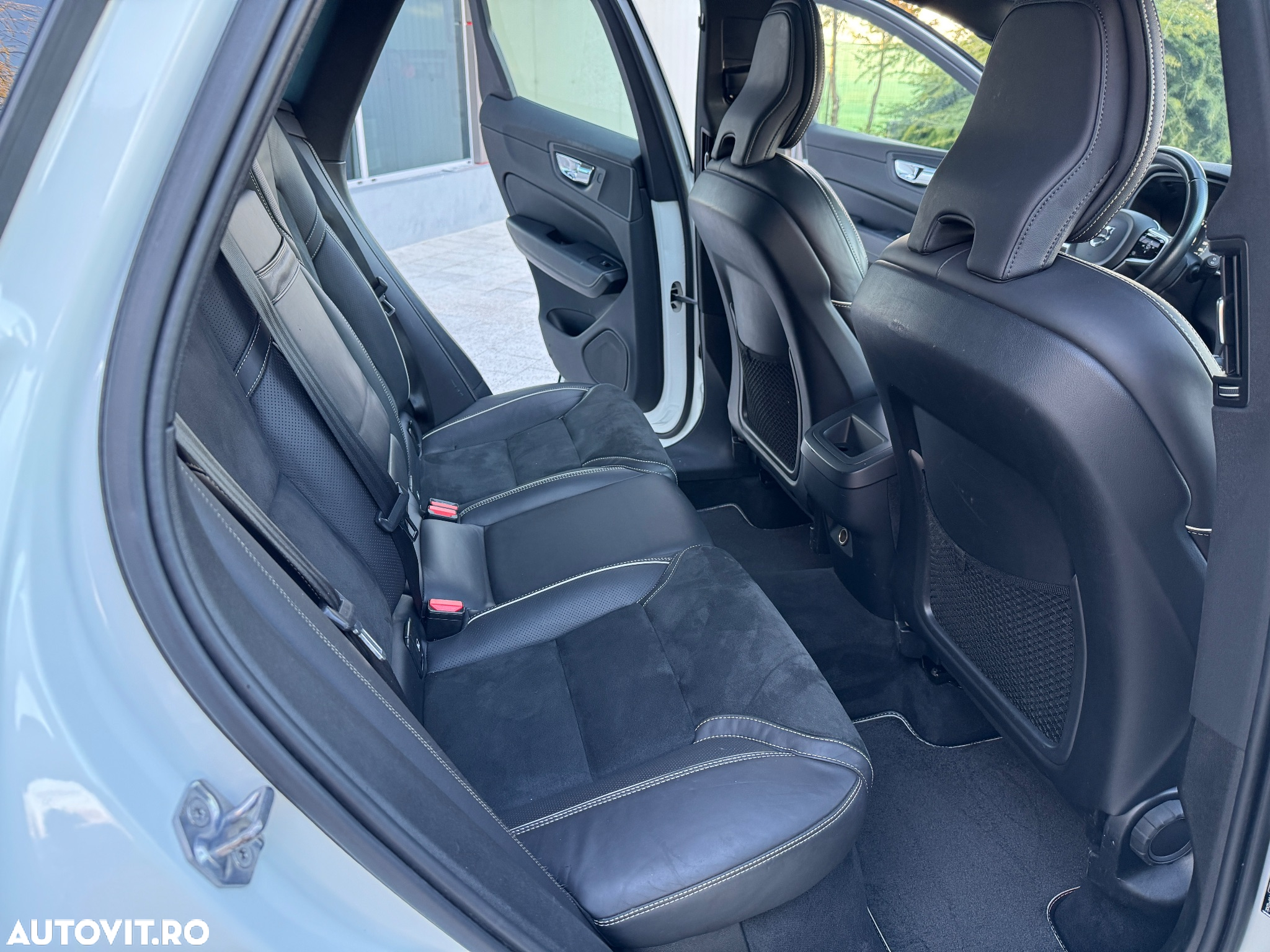 Volvo XC 60 D4 AWD R-Design - 26