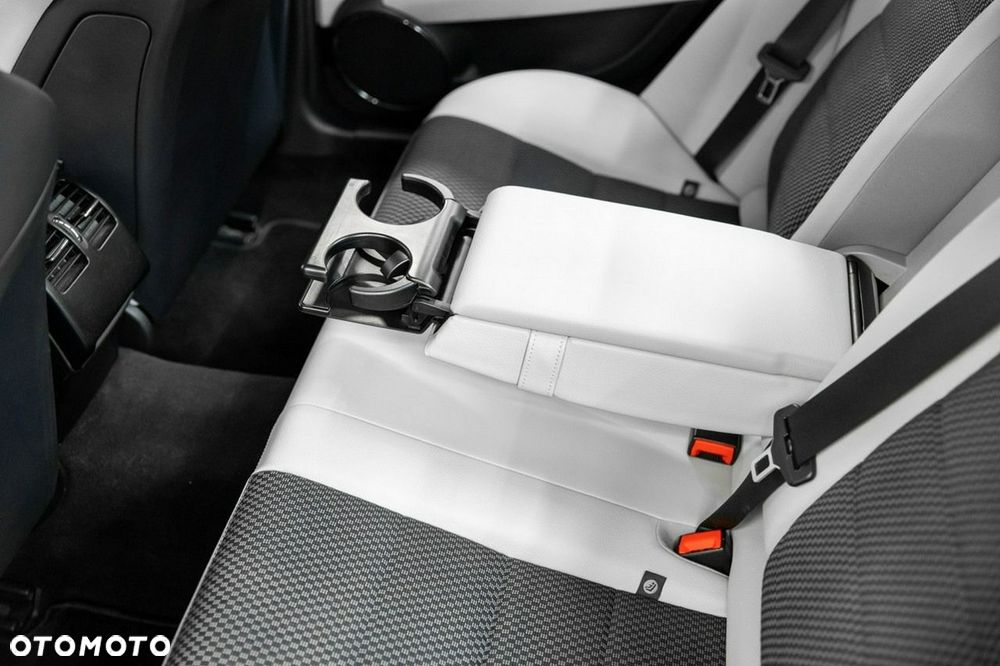 Mercedes-Benz Klasa C 63 AMG AMG SPEEDSHIFT MCT - 33