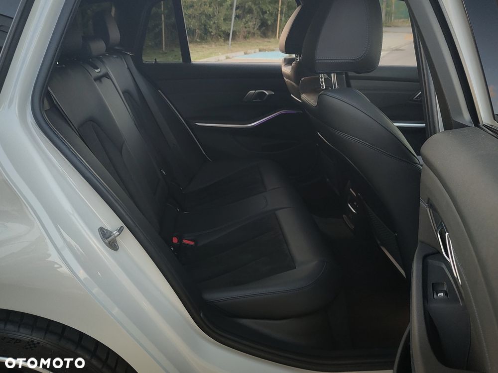 BMW Seria 3 318d M Sport - 32