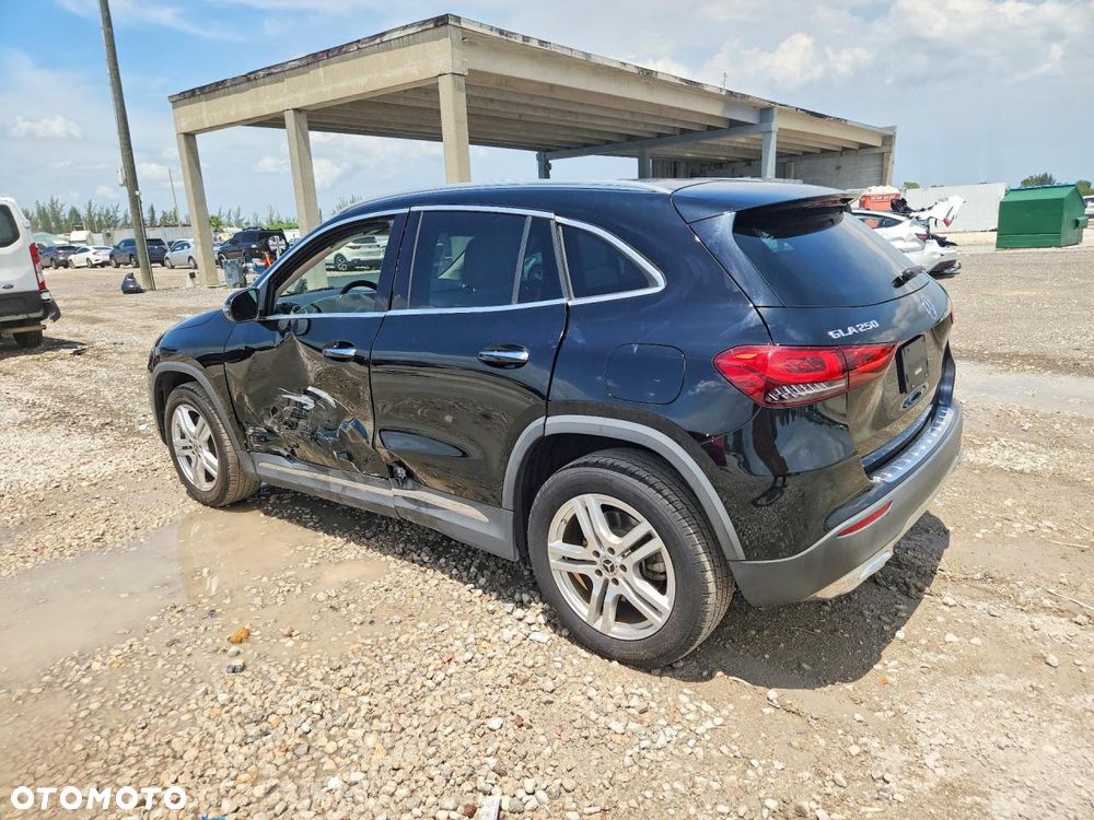 Mercedes-Benz GLA - 2