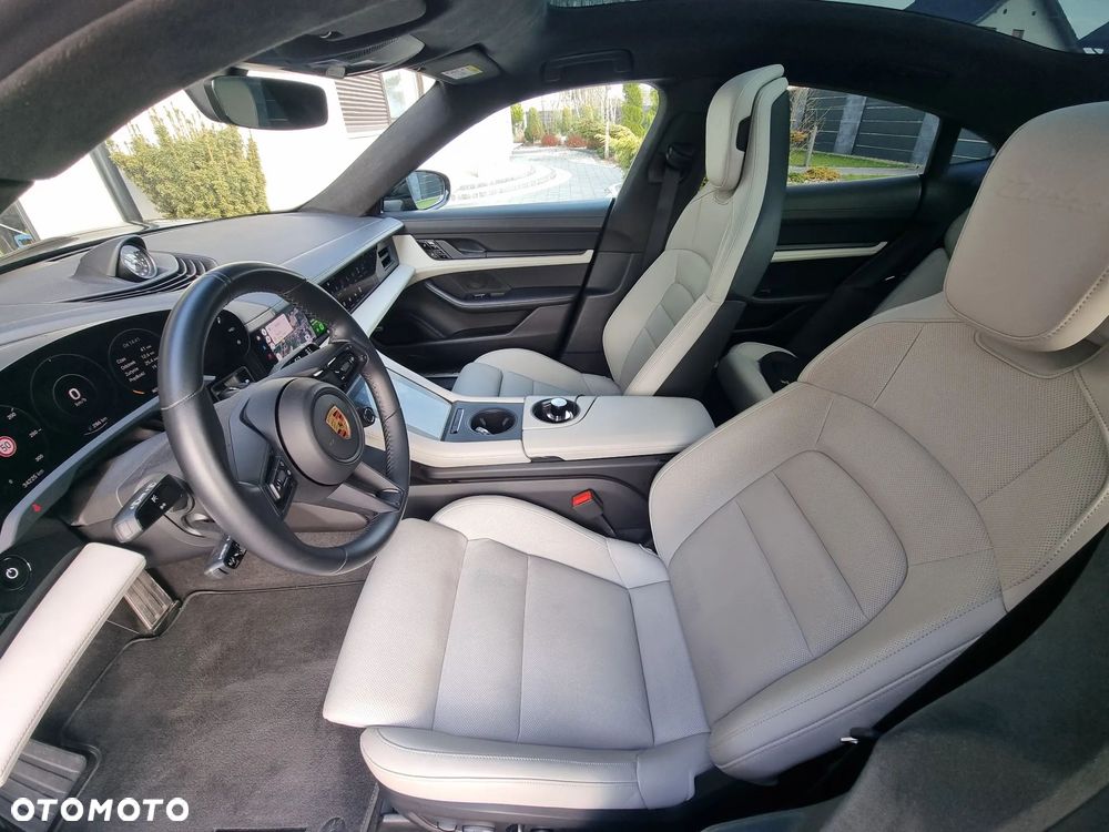Porsche Taycan Turbo - 12