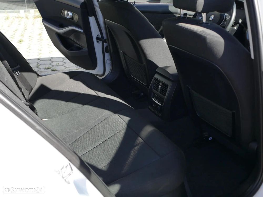 BMW 330 e iPerformance Advantage - 32