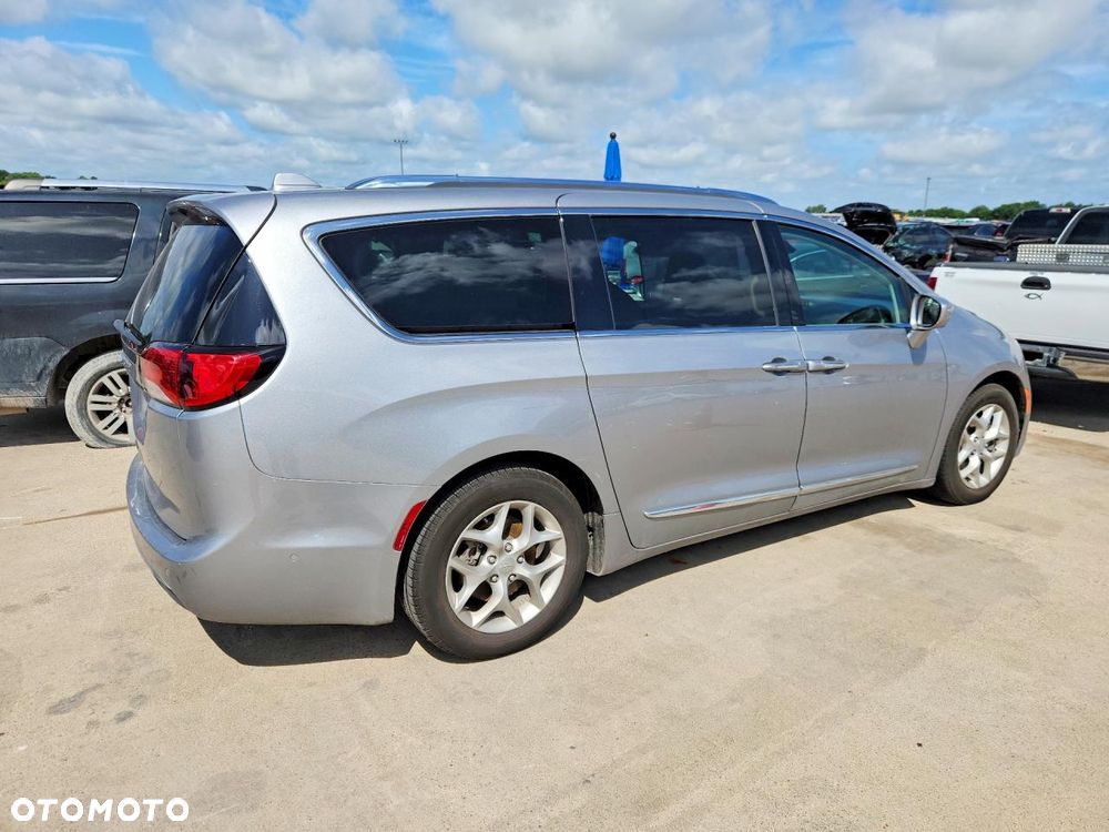 Chrysler Pacifica - 4