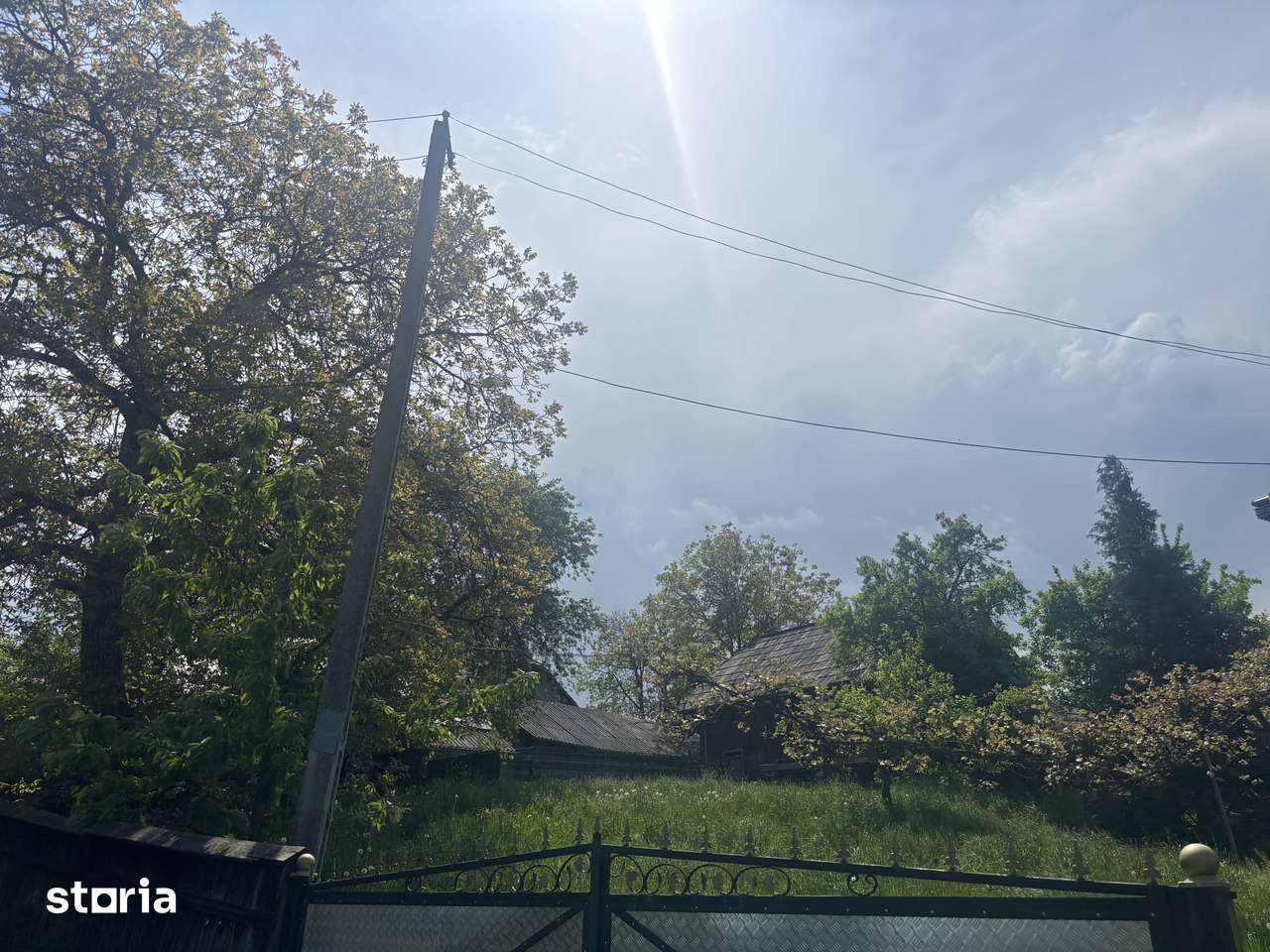 Casă de vânzare cu două curți, livadă și anexe – 2600 mp - Imagine principală: 3/20