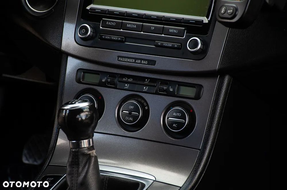 Volkswagen Passat 2.0 TDI Comfortline - 24