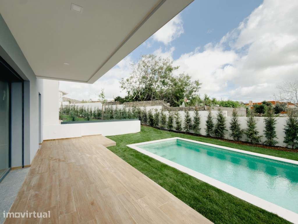 Moradia T4 em Manique com piscina e jardim privativos em condomínio... - Grande imagem: 4/52