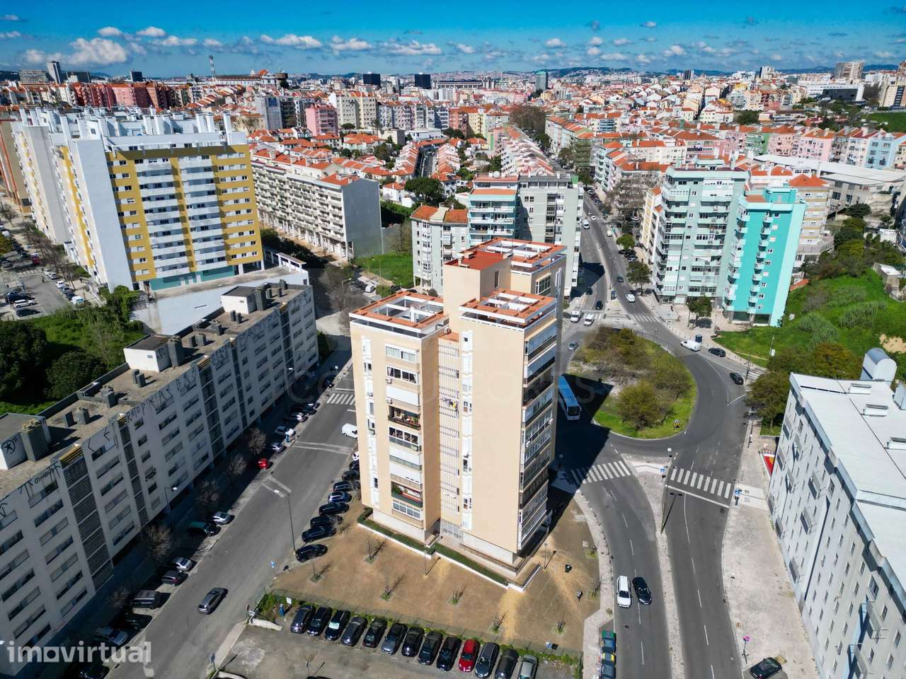 T2 Renovado com Vista Rio | Av. Mouzinho de Albuquerque - Grande imagem: 5/36