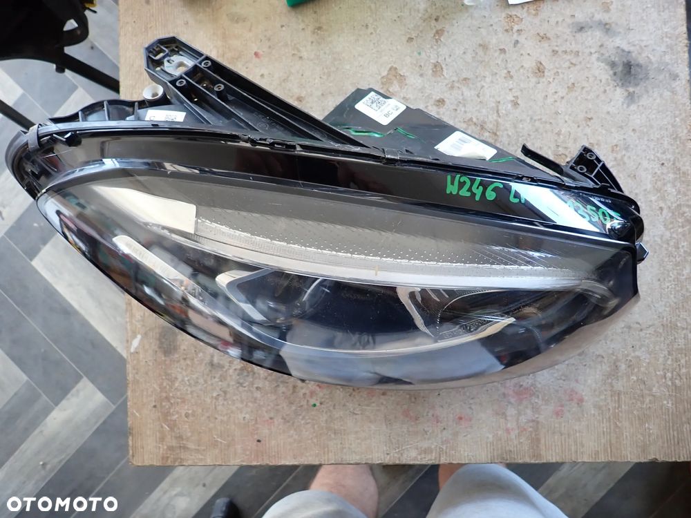 MERCEDES KLASA B W246 LAMPA PRAWY PRZÓD - 8