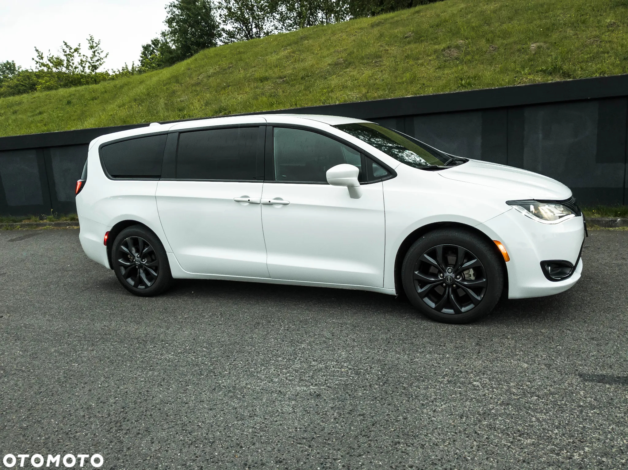 Chrysler Pacifica - 16