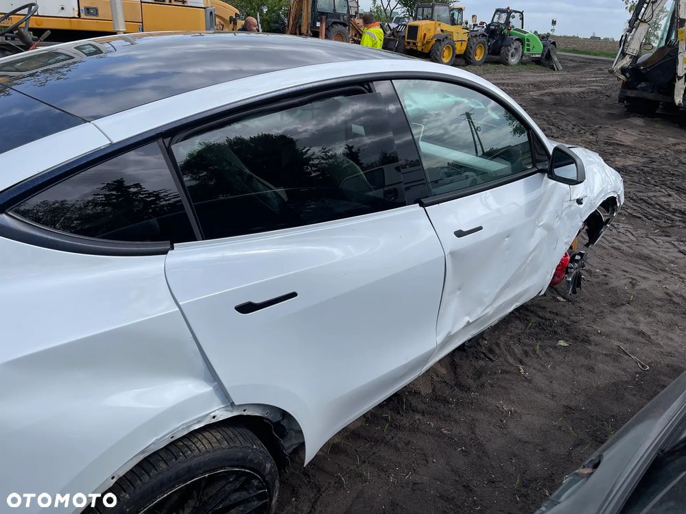 Tesla Model Y Long Range Dual Motor AWD - 27