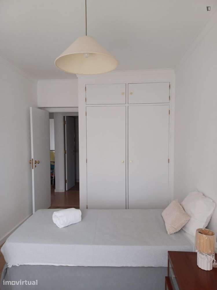 Quarto - localizado em Almada Lisbon - Grande imagem: 2/6