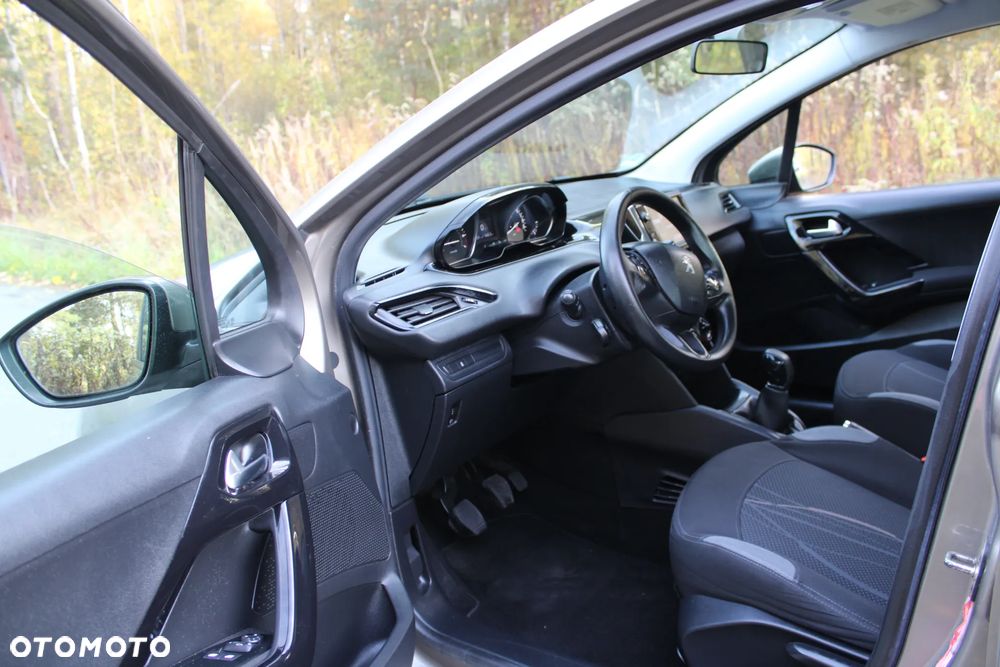 Peugeot 208 - 8