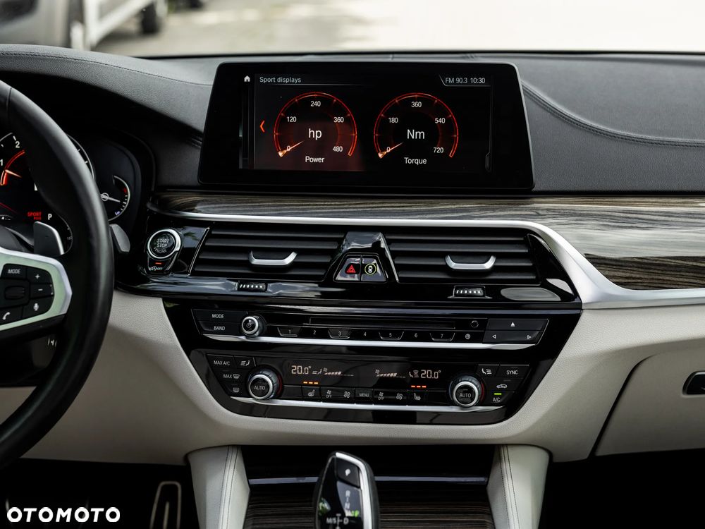 BMW Seria 5 M550i xDrive - 22