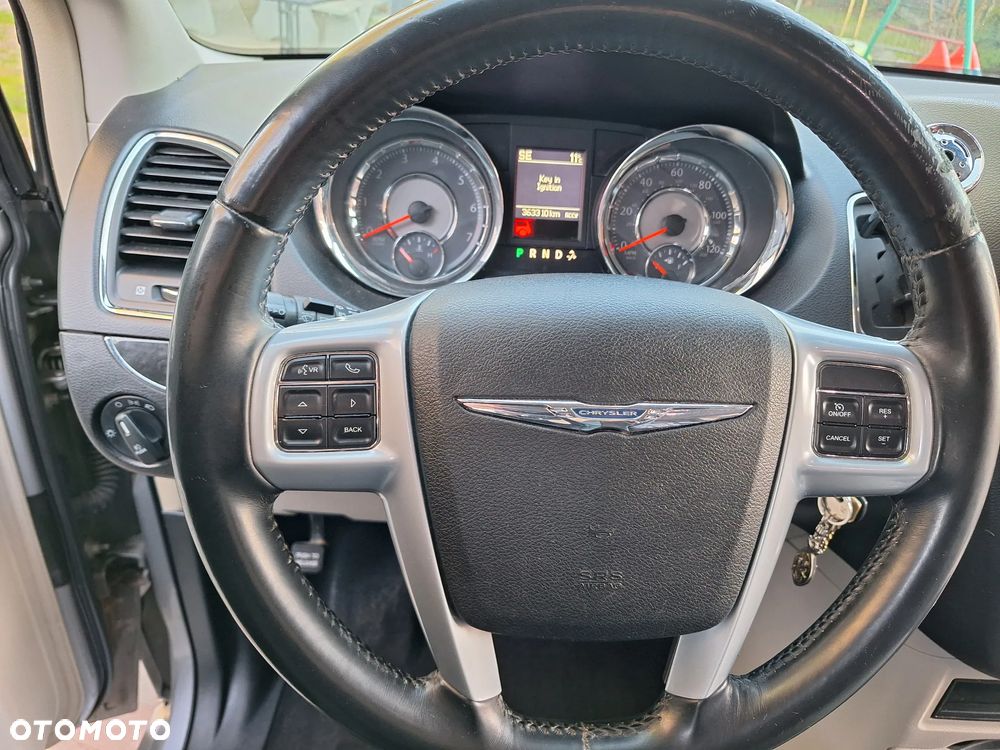Chrysler Town & Country - 17