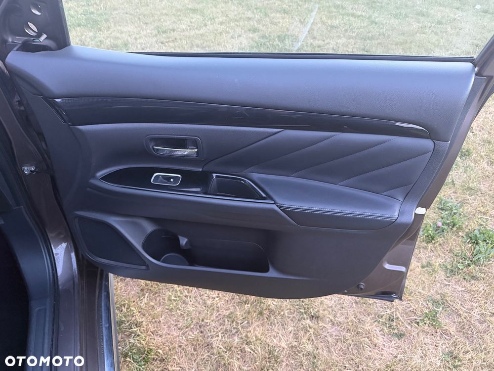 Mitsubishi Outlander Instyle NAVI + - 28