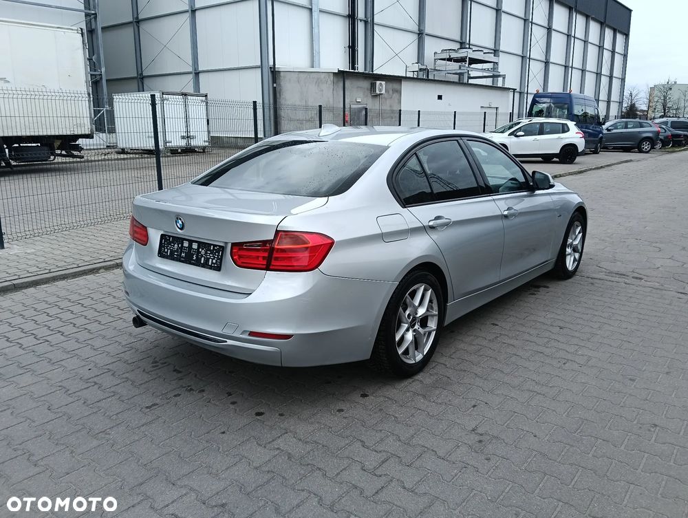 BMW Seria 3 318d DPF Edition Sport - 9