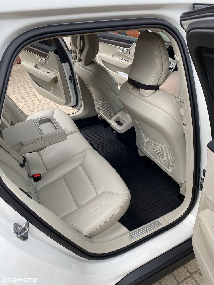 Volvo V90 Cross Country - 18