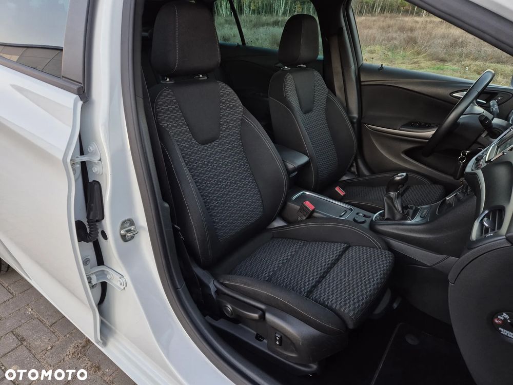 Opel Astra 1.4 Turbo 120 Jahre - 10