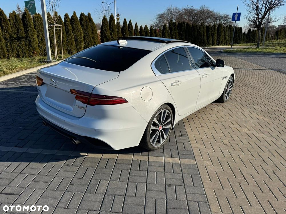 Jaguar XE - 15