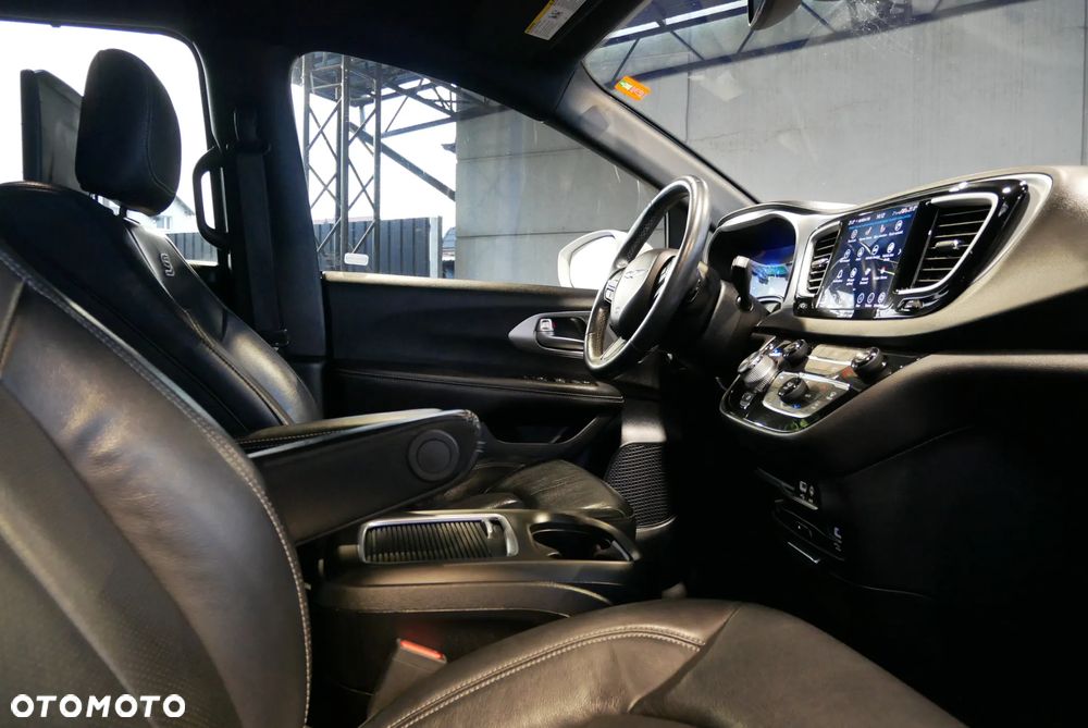 Chrysler Pacifica - 30