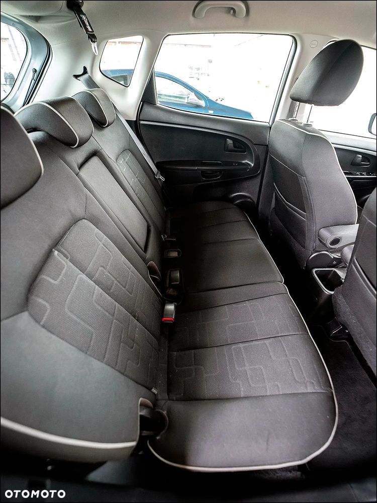 Kia Venga - 35
