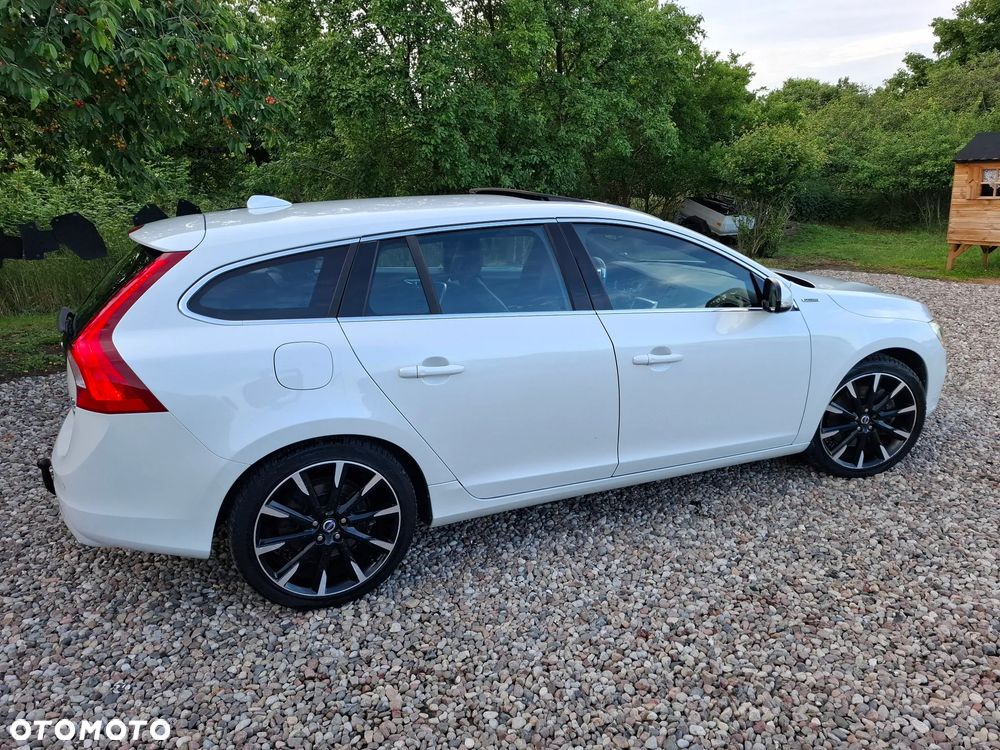 Volvo V60 D6 AWD Plug-in Hybrid R-Design Summum - 24