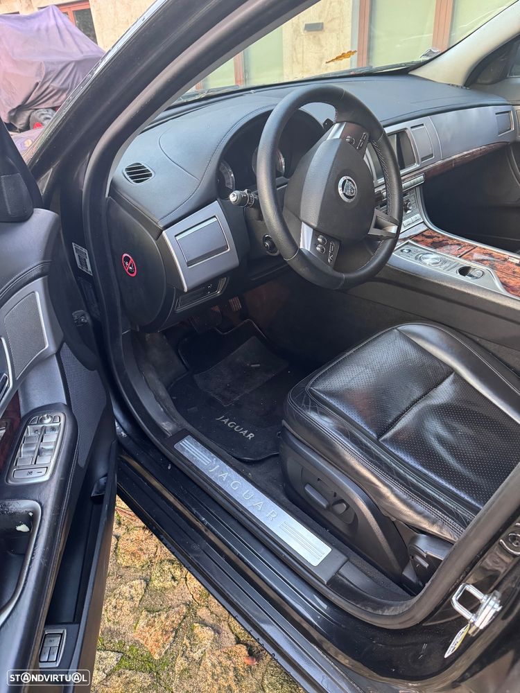 Jaguar XF 2.7 D V6 Premium Luxury - 3