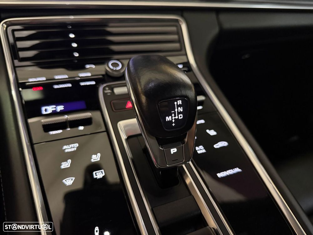 Porsche Panamera Sport Turismo 4 E-Hybrid Edition 10 Anos - 17